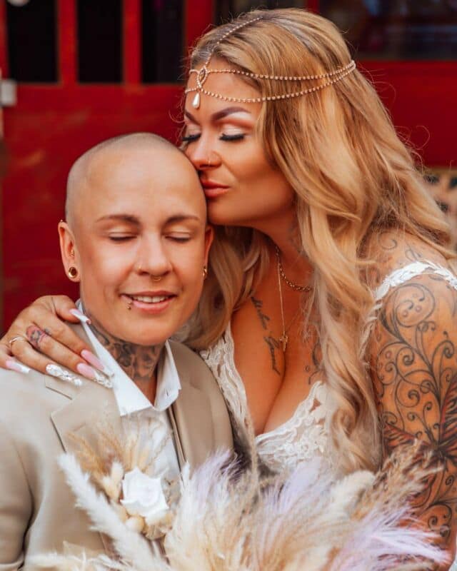 Ich darf endlich diese Traumbilder posten 💖😍💖 ich freue mich einfach SO SEHR💜
Meine wunderhübsche Braute @jezzgross.official  und @crumb_official, danke, dass ich ein mini-Teil von Großer Feier auf Große Freiheit sein dürfte❤️ Dieser Tag war sehr besonders und unvergesslich 

#hochzeitsfotografin #hamburg #großefreiheit #hochzeitsforografie #jezzit